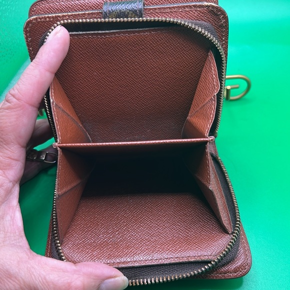 Louis Vuitton Embossed Mens Wallett - Picture 8 of 12